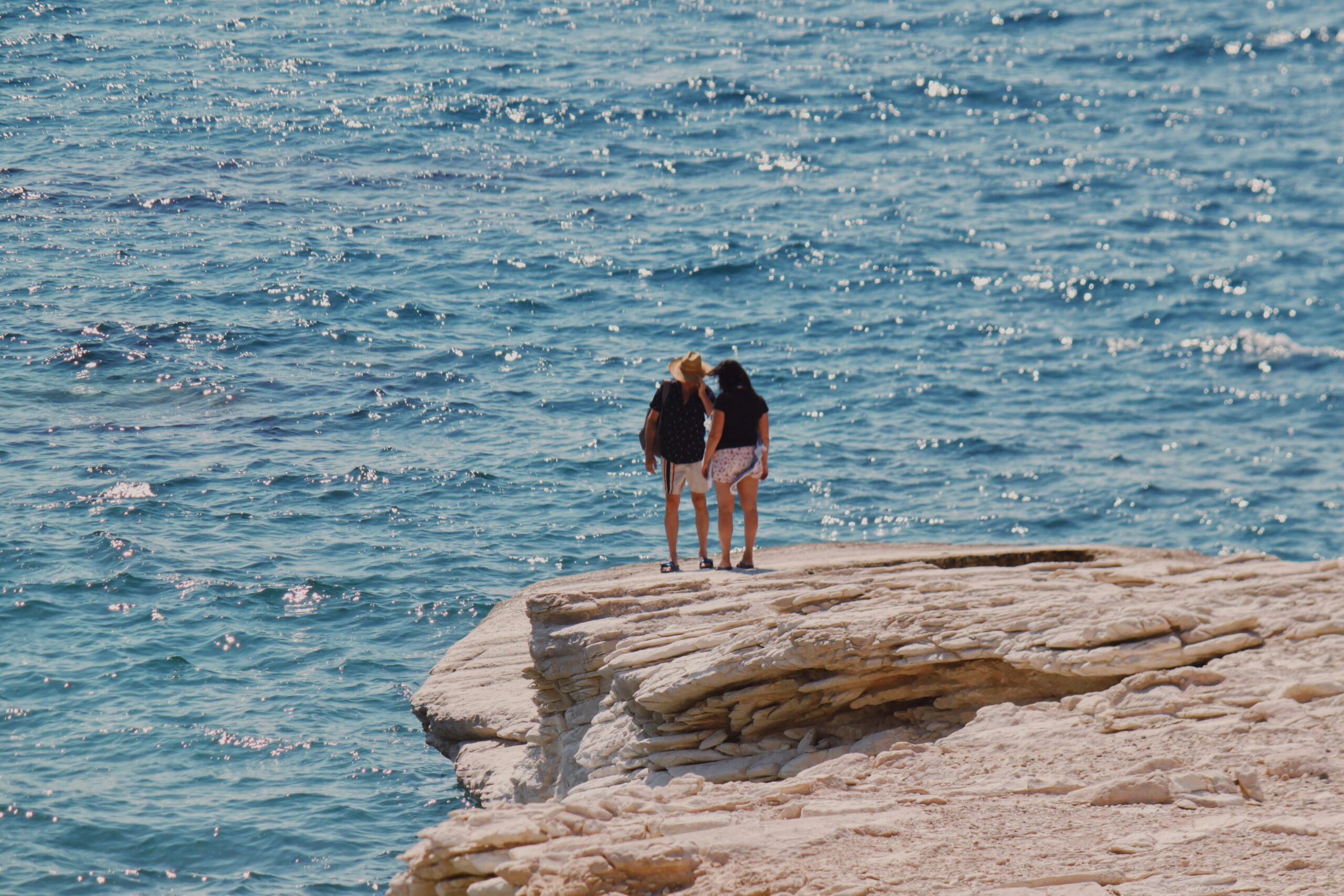 Pareja disfrutando de un atardecer romántico en Palma de Mallorca