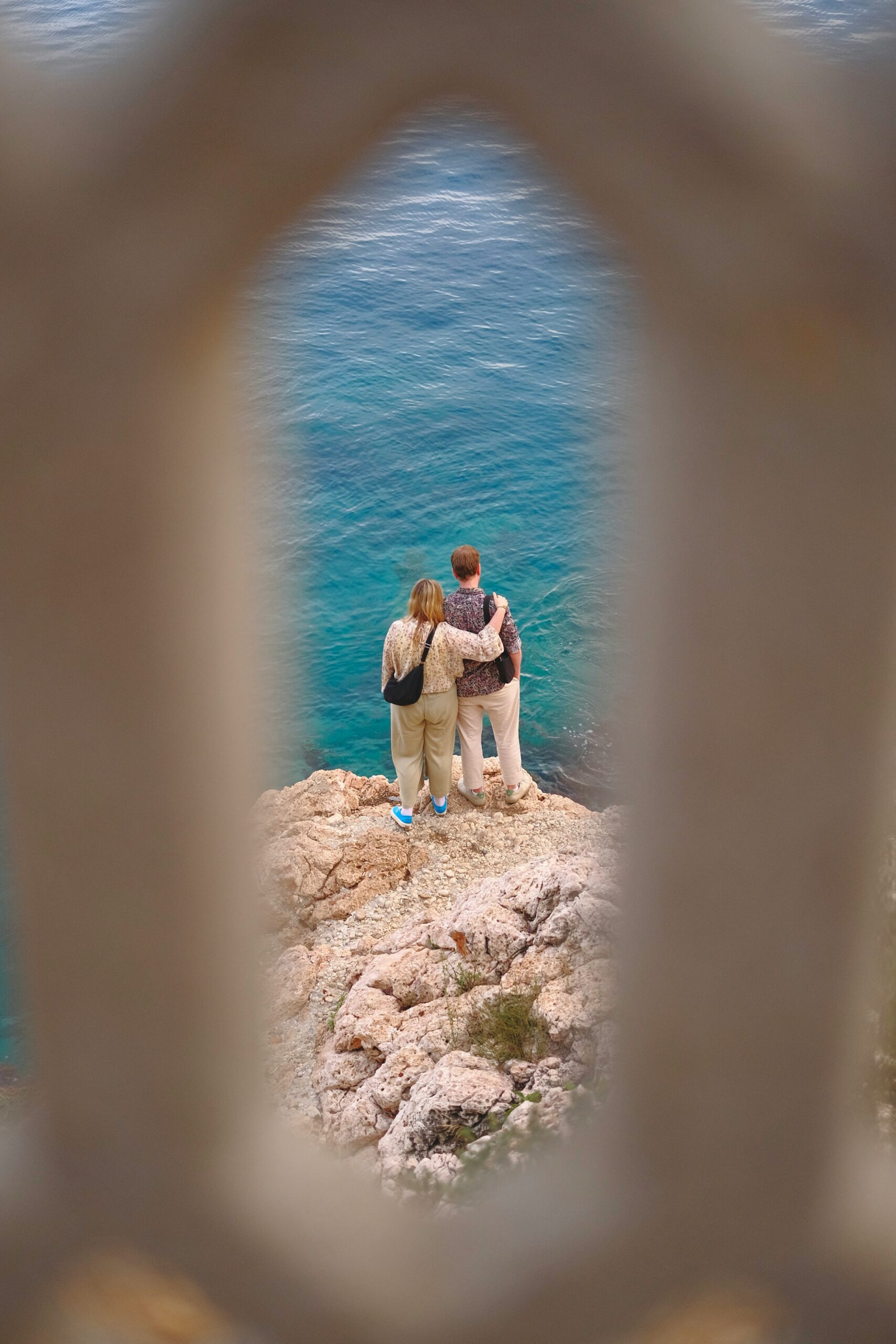 Pareja disfrutando de una cata de vinos en bodega de Mallorca